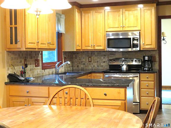 5th image of 836 Wolf Hill Road