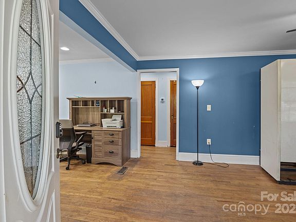 4th image of 800 Woodlawn St