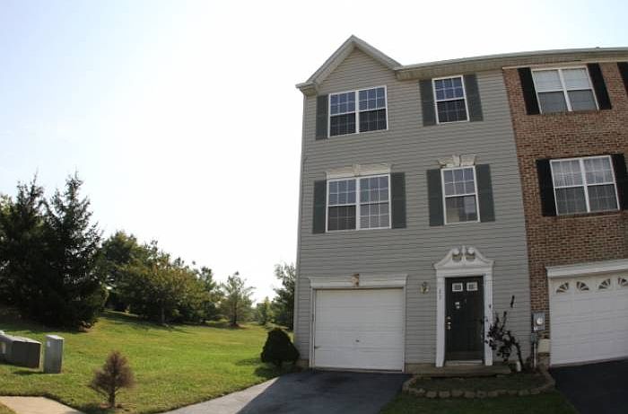 1st image of 27 Boggs Ln
