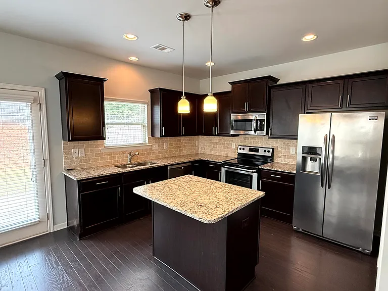 4752 Highland Ave — Photo 5
