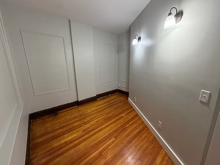 554-556 Bond St #1 — Photo 7