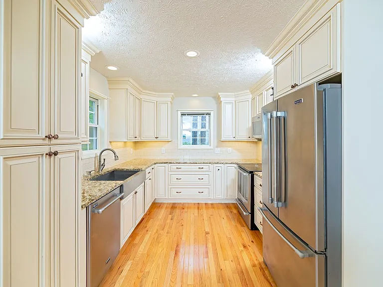 10 Hampshire Ln — Photo 17