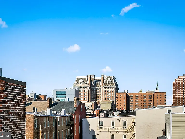 18 E Madison St #4 — Photo 34