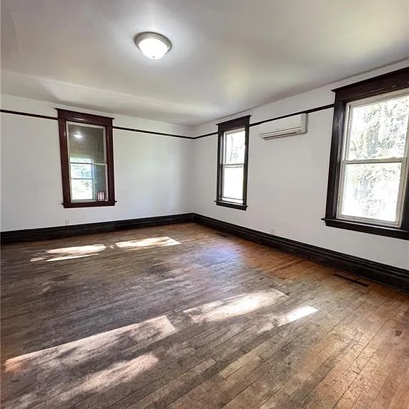 393 Adelaide St — Photo 12