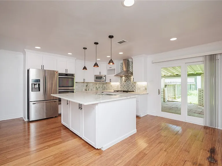 830 Crestview Dr — Photo 10