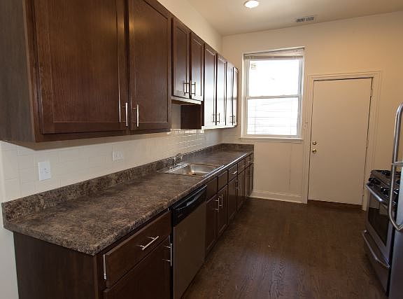4th image of 908 W Montrose Ave Unit 4
