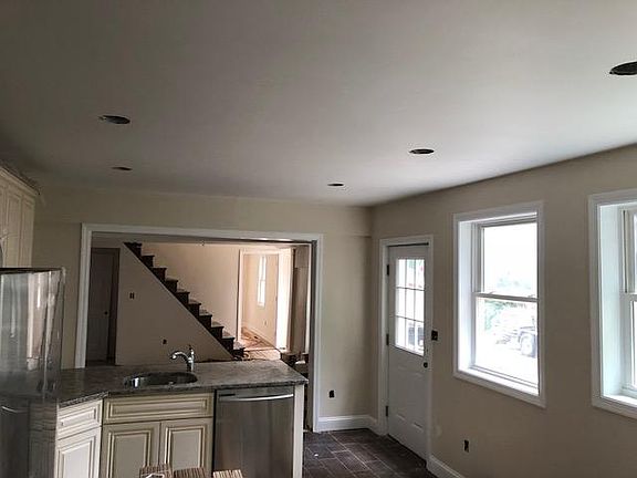 4th image of 10 South St