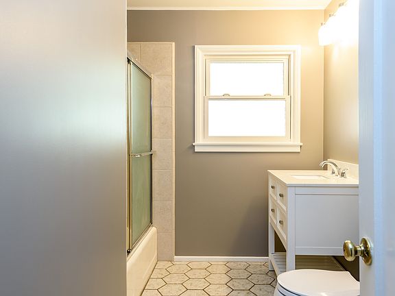 4th image of 248 Oakhurst Pl