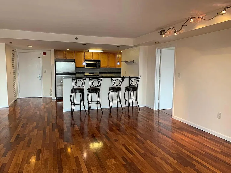 700 1st St #15F — Photo 8