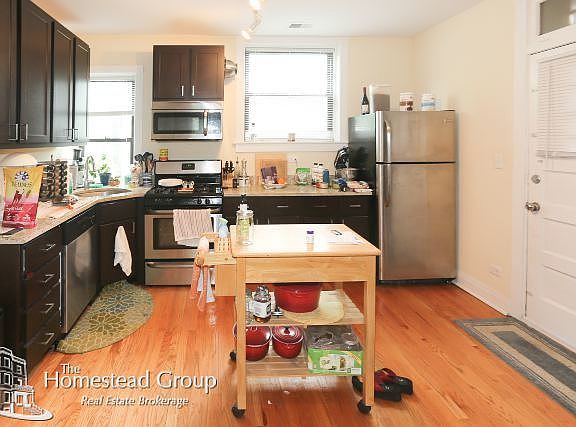 4th image of 3717 N Leavitt St #02