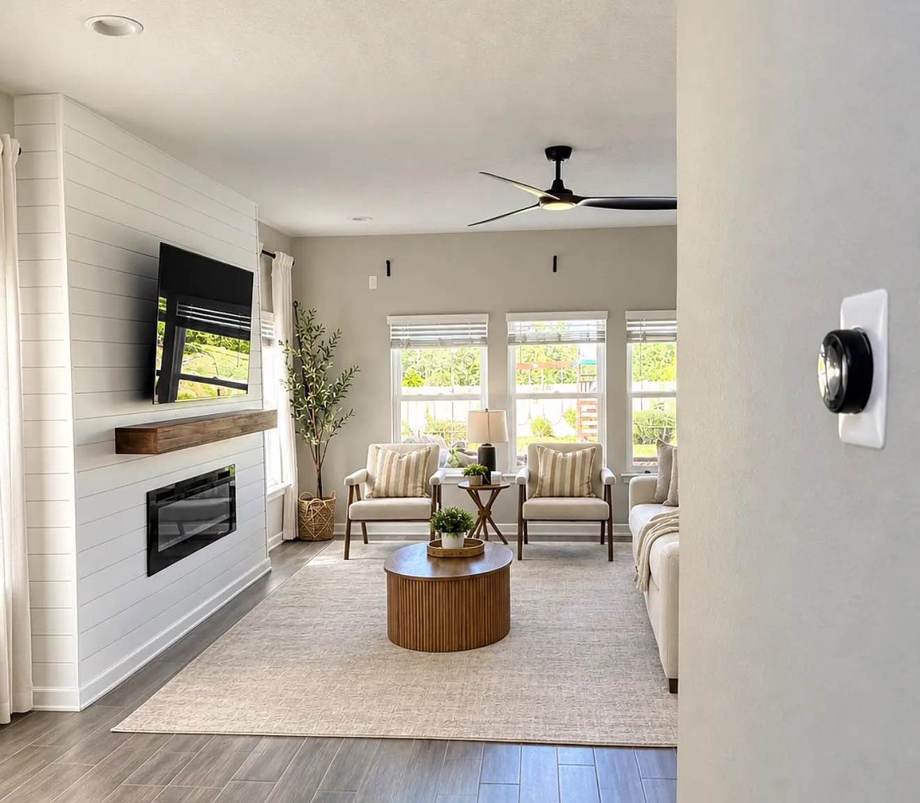 4 bed, 2500 sqft, $4,000 — Photo 1