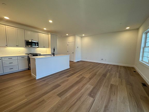 3rd image of 8C Dearborn Circle