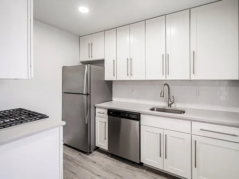 Hilltop Manor Apartments — Photo 19