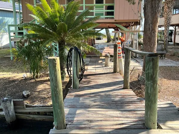 1157 Palmetto Dr, Cedar Key, FL 32625