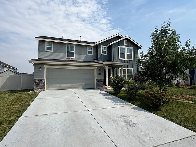 960 SW Raelynn St — Photo 1