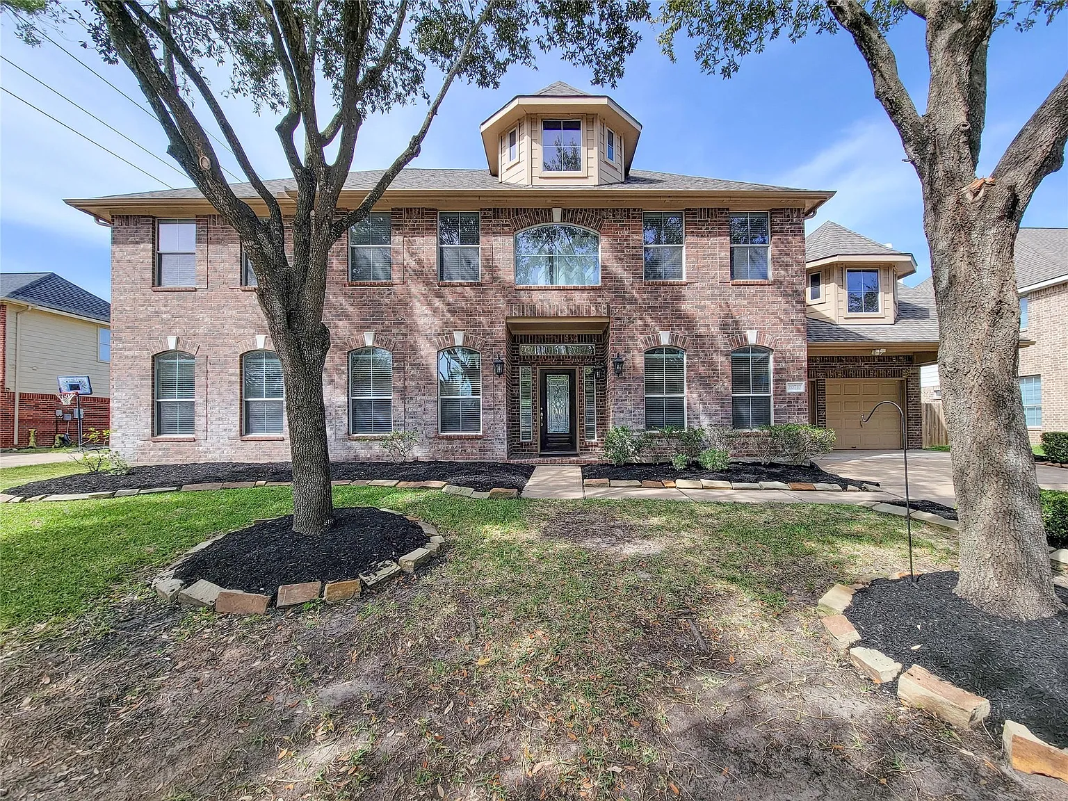 6 bed, 4.0 bath, 4296 sqft, $2,995 — Photo 2