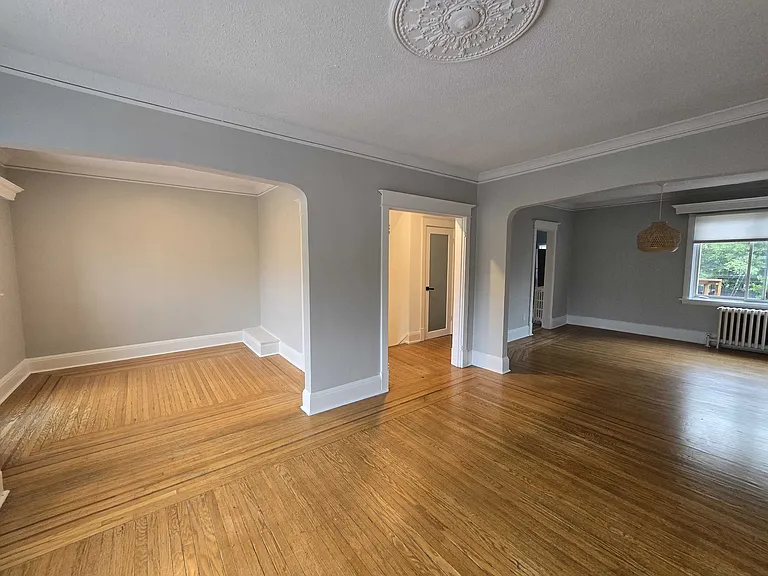 1047 Main St E #1 — Photo 18