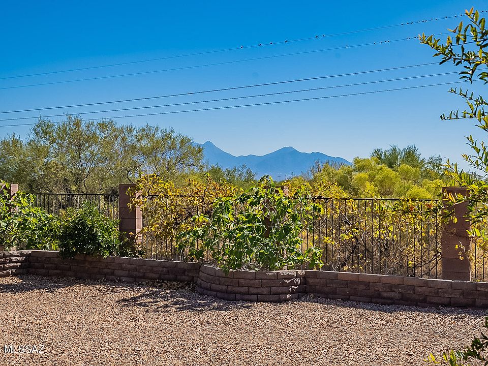 1st image of 923 W Calle Barranca Seca