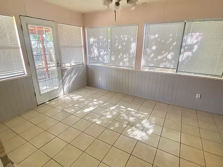 9406 Montgomery Dr — Photo 17