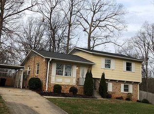 1000 Woodlark Ln, Greensboro, NC 27406
