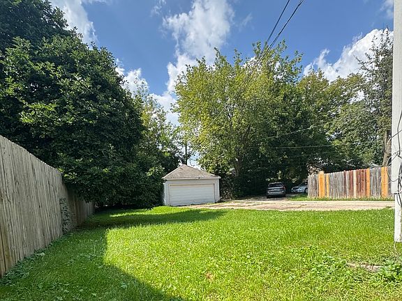 5th image of 838 Hickory St