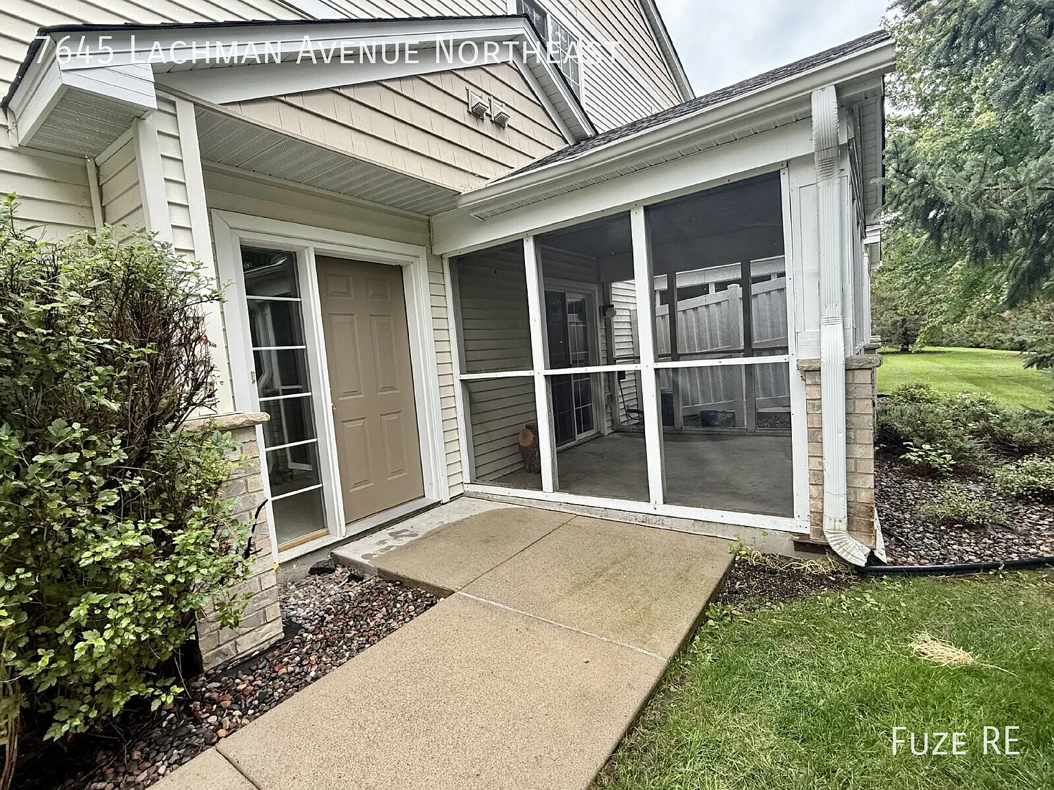 3BR/2.5BA End Unit Townhome w/3 Season Porch Available Now! — Photo 2