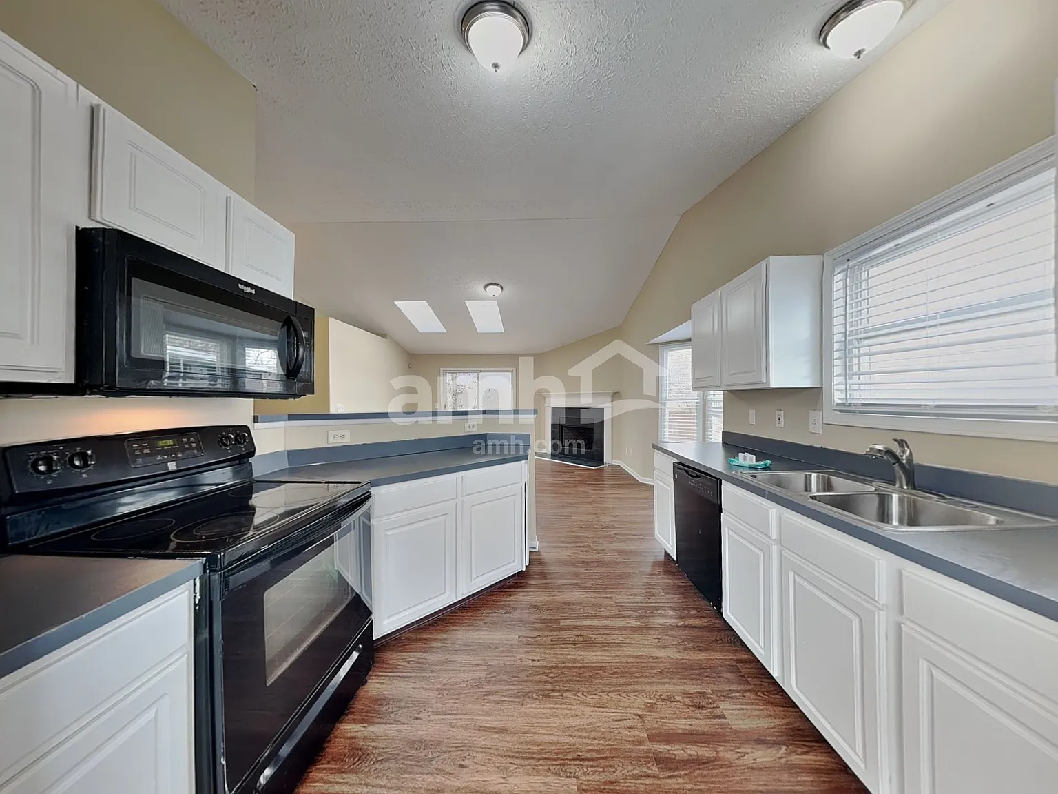 3 bed, 2.0 bath, 1192 sqft, $2,010 — Photo 3