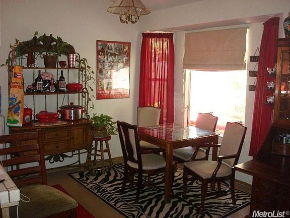 Dining area in great open floor plan off kitchen