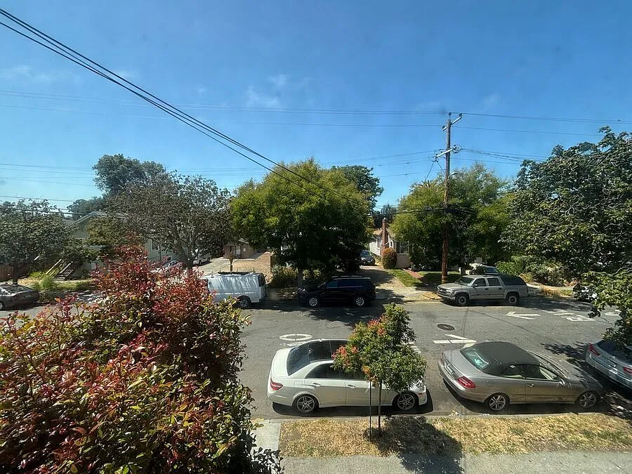 Spacious top floor two bedroom on Strawberry Park. Parking included! — Photo 4