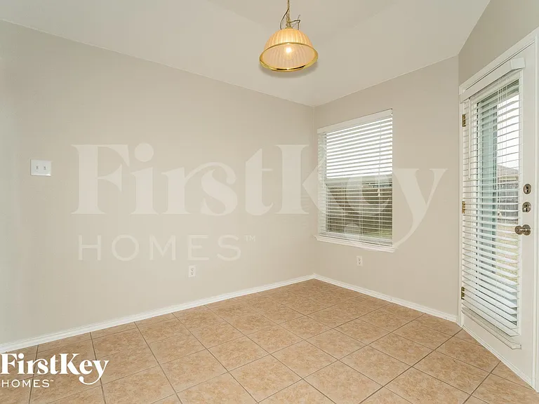 207 Amherst Dr — Photo 5