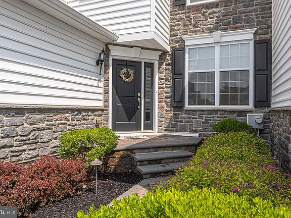 2nd image of 46 Hillyer Ln