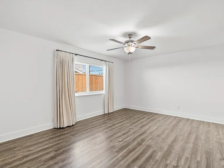 2814 Lindbergh Dr — Photo 24