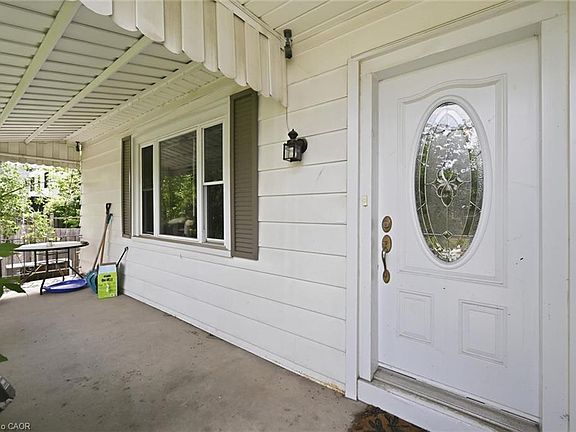 3rd image of 275 W 2nd St