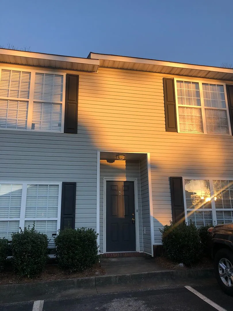 Auburn Townhome — Photo 1