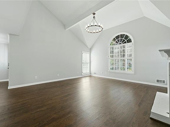 5th image of 1122 Club Trce