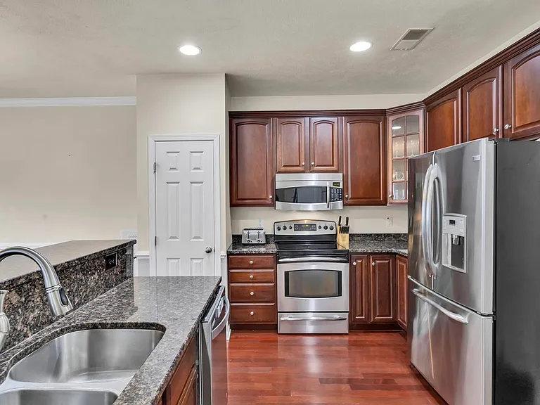 449 Country Club Dr — Photo 3