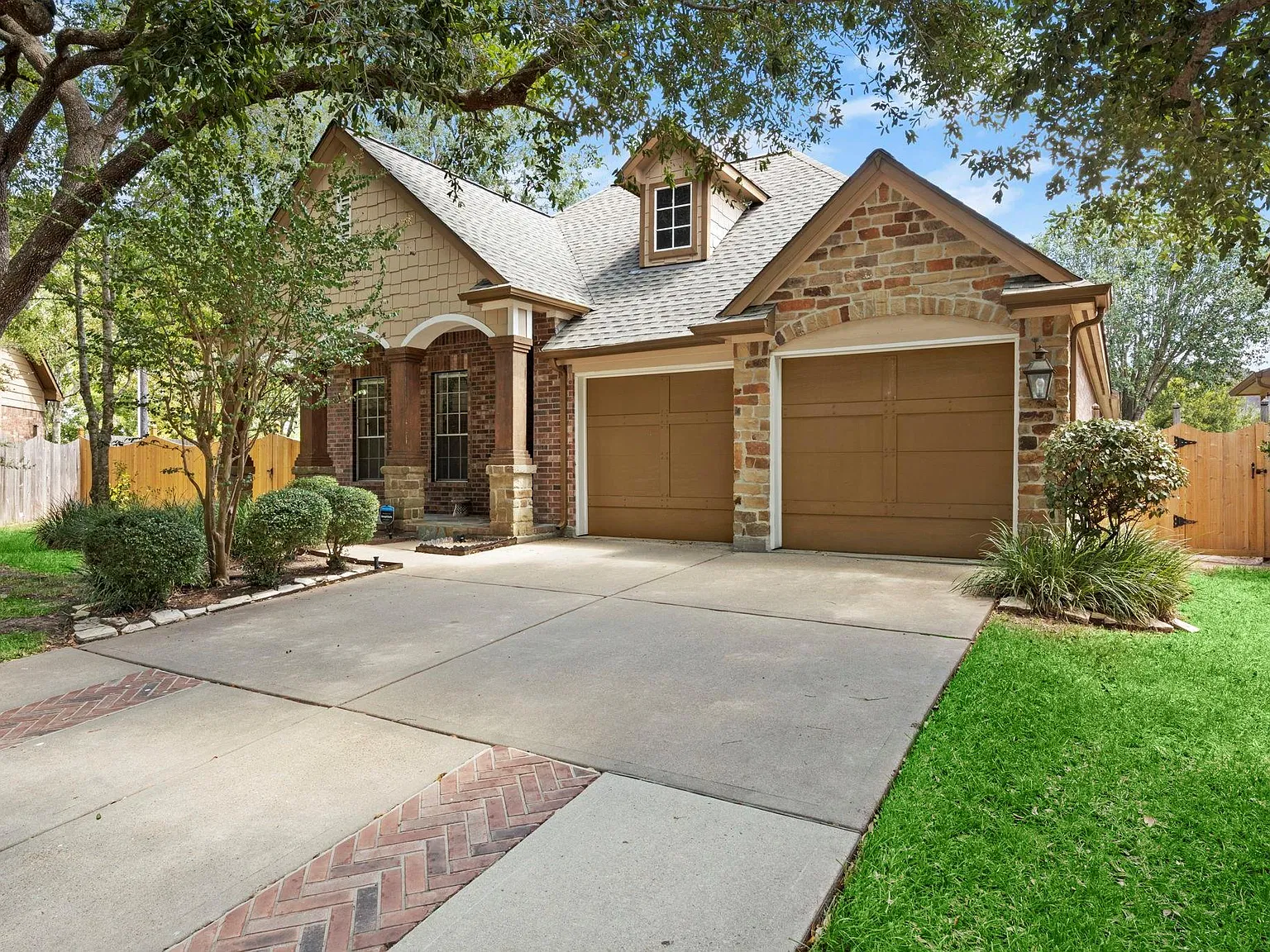 3 bed, 2.0 bath, 2151 sqft, $2,200 — Photo 2