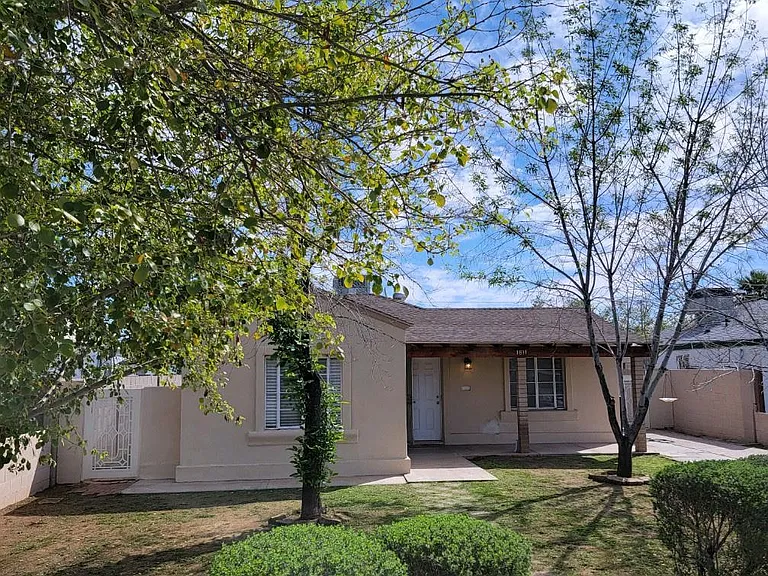 1811 N Whittier Dr — Photo 1