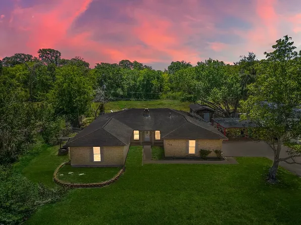 118 Tamarind St, Lake Jackson, TX 77566