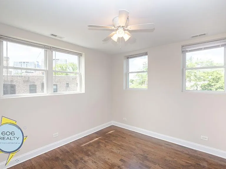 Lincoln Park Renovated Apartments! — Photo 7