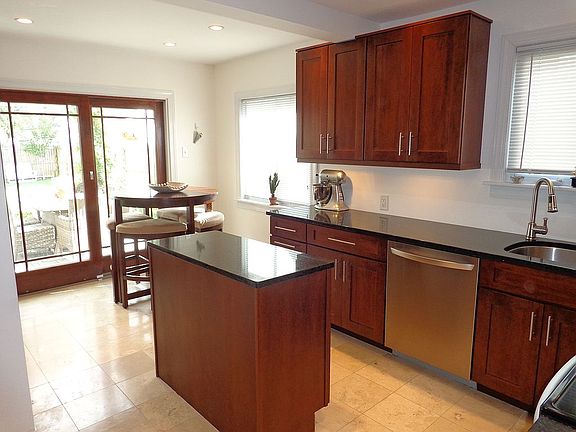 4th image of 1045 Drexel Ave