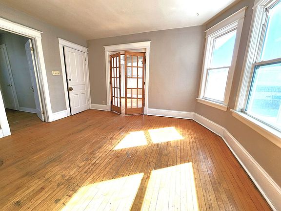 4th image of 3027-3029 N Holton St