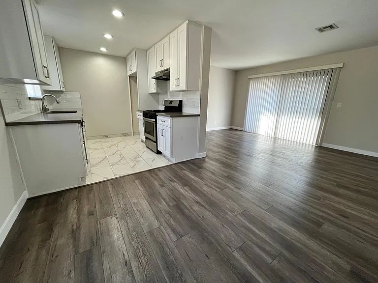 Open concept living & dining space