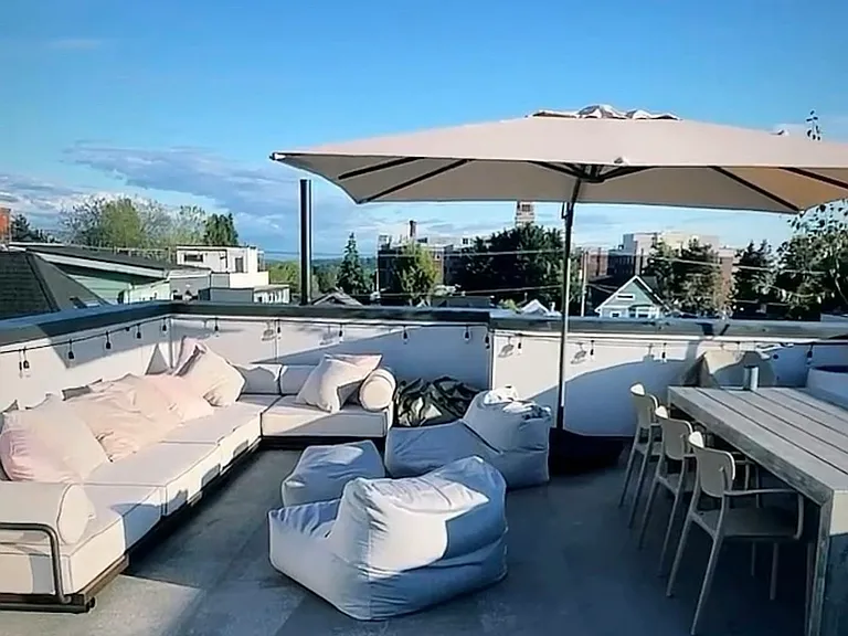Spacious roof deck for entertaining (Umbrellas and Dining Table Remain)