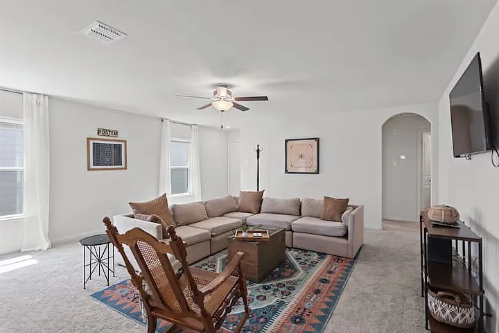 3 bed, $4,000 — Photo 2