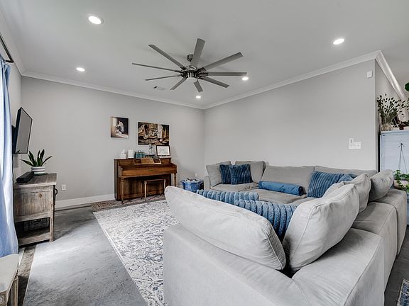 5th image of 4 Clover Ridge Dr