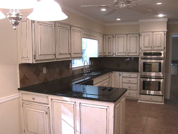 Kitchen w/Breakfast Area