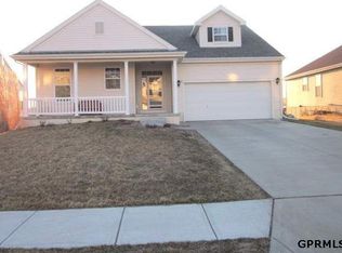 2010 Walnut Creek Dr, Papillion, NE 68046
