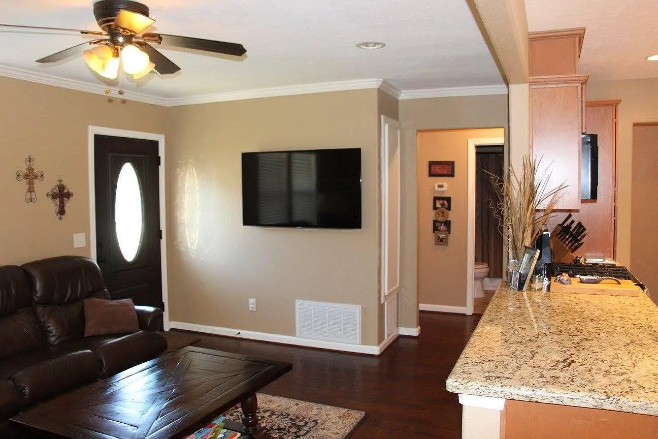 3 bed, 2.0 bath, 1133 sqft, $2,350 — Photo 2