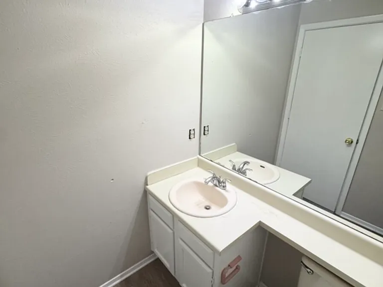 821 Colchester Dr — Photo 8